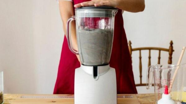 Ilustrasi penggunaan blender untuk membuat jus.