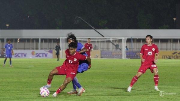 Pesepak bola Timnas U-20 Indonesia, Muhammad Mufli Hidayat berebut bola dengan pesepak bola Maladewa pada pertandingan Grup F Kualifikasi Piala Asia 2025 di Stadion Madya, Jakarta, Rabu (25/9/2024).