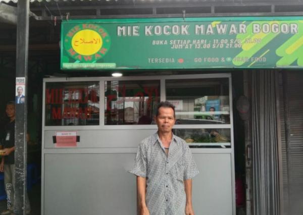 Adam, saudara sekaligus karyawan dari pemilik warung kuliner Bogor Mie Kocok Mawar.