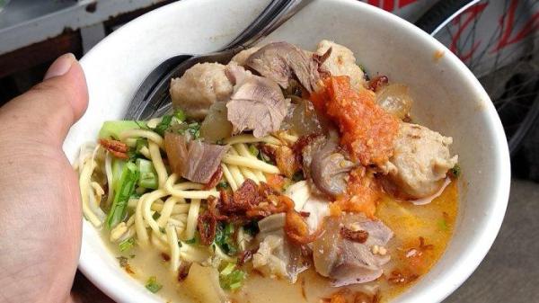 Rekomendasi tempat kuliner di Bogor yang murah meriah, salah satunya Mie Kocok Mawar