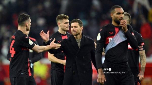 Pelatih kepala Bayer Leverkusen asal Spanyol Xabi Alonso (tengah) merayakan bersama gelandang Swiss Bayer Leverkusen #34 Granit Xhaka (kiri) setelah timnya menang 3-1 dalam pertandingan sepak bola babak 16 besar Piala Jerman (DFB Pokal) antara Bayer 04 Leverkusen dan SC Paderborn 07 di Leverkusen, Jerman bagian barat pada 6 Desember 2023.