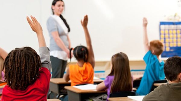 Kalau kamu memang berprestasi dalam bidang akademik, enggak ada salahnya menjadi guru les