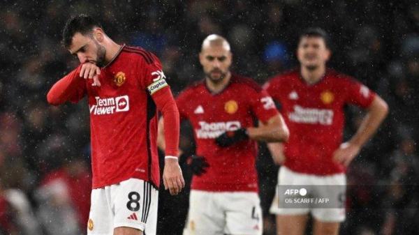 Gelandang Manchester United Portugal #08 Bruno Fernandes (kiri) bereaksi setelah mereka kebobolan gol keduanya selama pertandingan sepak bola Liga Premier Inggris antara Manchester United dan Bournemouth di Old Trafford pada 9 Desember 2023. Oli SCARFF /AFP