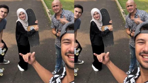 Cut Syifa bermain skateboard ditemani oleh Rizky Nazar. 