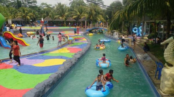 Wahana waterpark di Hairos terlihat sepi di H+3 lebaran, Sabtu (9/7/2016).