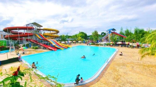 Kolam seluncuran, kolam olympic dan kolam anak yang terdapat di Waterland Tamora. 