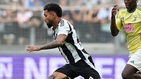 Gelandang Juventus, Douglas Luiz.