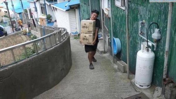  Kim Soo Hyeon kerja siang malam mengirim barang. (Korea Times)