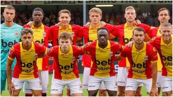 Sesi foto bersama Go Ahead Eagles saat akan berlaga di ajang Eredivisie, Belanda.