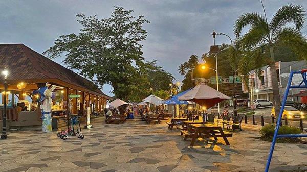 MBW atau Malalayang Beach Walk Manado Sulawesi Utara.