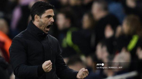 Manajer Arsenal asal Spanyol Mikel Arteta merayakan gol pertama timnya yang dicetak oleh gelandang Inggris Arsenal #07 Bukayo Saka selama pertandingan sepak bola Liga Premier Inggris antara Arsenal dan Liverpool di Stadion Emirates di London pada 4 Februari 2024.