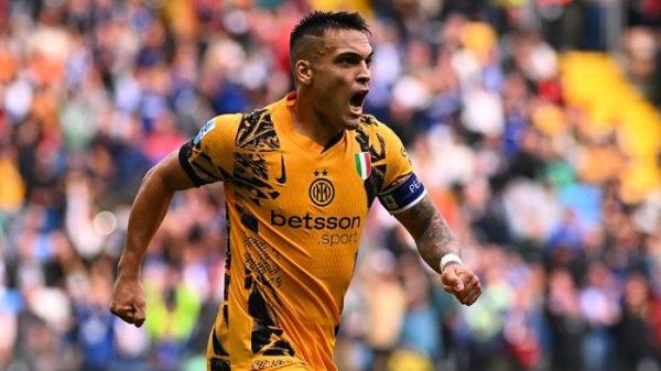 Selebrasi Lautaro Martinez ketika mencetak gol pada pertandingan giornata 6 Liga Italia Serie A, Udinese vs Inter Milan di Stadion BlueEnergy, Sabtu (28/9/2024).