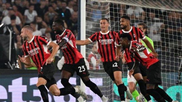 Bek AC Milan asal Serbia #31 Strahinja Pavlovic (kiri) merayakan gol pertamanya bagi timnya dalam pertandingan sepak bola Seri A Italia antara Lazio dan Milan di Stadion Olimpiade di Roma pada tanggal 31 Agustus 2024. (Foto oleh Tiziana Fabi / AFP)