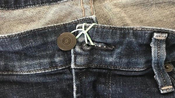 Ilustrasi mengecilkan celana jeans dengan karet.