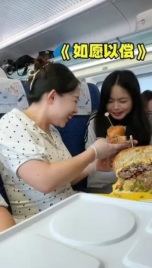Mukbang di kereta dan ajak penumpang makan bareng