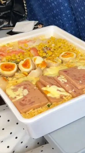 Mukbang di kereta dan ajak penumpang makan bareng