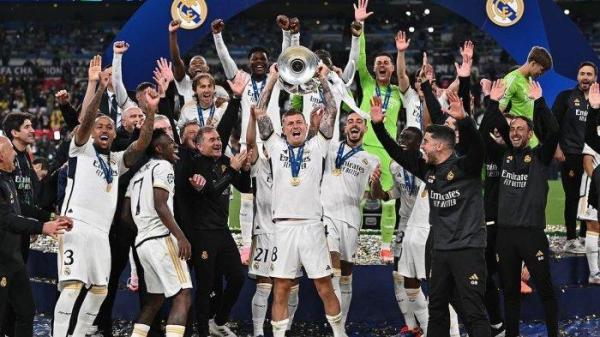 Momen Toni Kroos bersama skuad Real Madrid mengangkat trofi juara Liga Champions 2023/2024