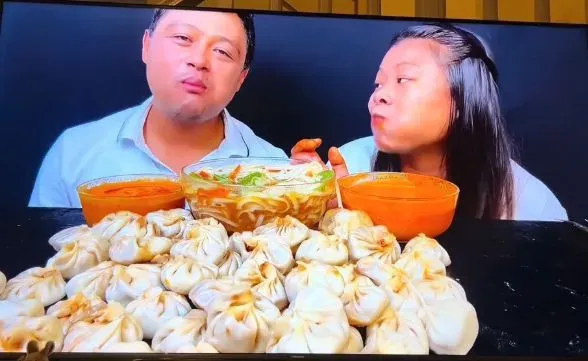 YouTuber Mukbang Terkenal Ini Ketahuan Lepeh Makanan di Videonya