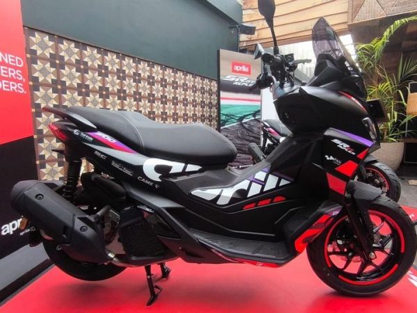 Aprilia SR-GT 200 Replica 2024 punya grafis baru dengan stiker sponsor lebih lengkap dari model sebelumnya.