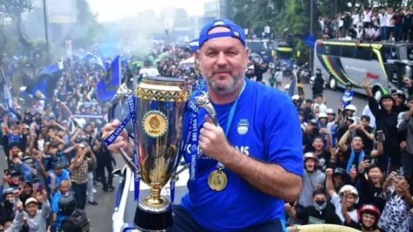 Pelatih Persib Bandung, Bojan Hodak mencatatkan sejarah sebagai orang barat pertama yang sukses membawa skuad Maung Bandung menjuarai Liga 1 musim 2023/2024.