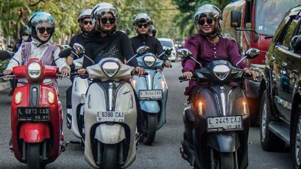 Para wanita di Surabaya saat berkendara dengan Yamaha Grand Filano