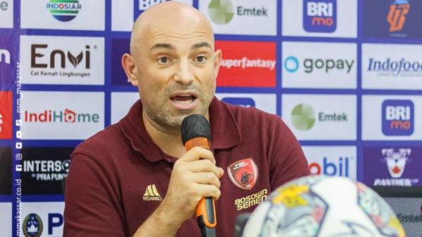 Pelatih PSM Makassar, Bernardo Tavares dalam konferensi pers sebelum laga melawan Persib Bandung, Senin (13/2/2023).