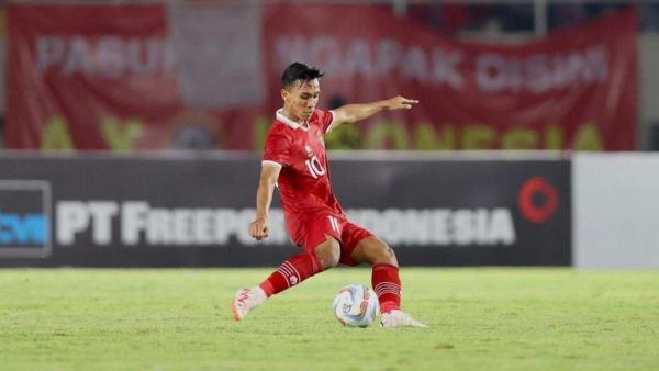 Potret Arkhan Fikri, gelandang muda Arema FC saat membela Timnas Indonesia di lapangan sepak bola.