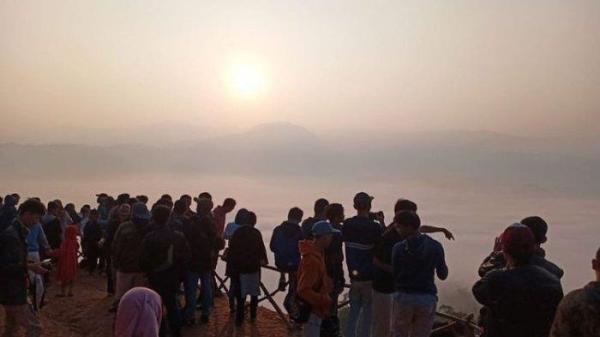 Wisatawan memadati wisaya Negeri di Atas Awan Citorek.