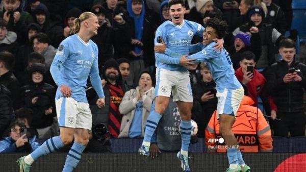 Striker Manchester City asal Argentina #19 Julian Alvarez (tengah) merayakan gol ketiga tim bersama striker Manchester City asal Norwegia #09 Erling Haaland (kiri) dan bek Manchester City asal Inggris #82 Rico Lewis selama pertandingan sepak bola Grup G Liga Champions UEFA antara Manchester City dan RG Leipzig di Stadion Etihad, di Manchester, barat laut Inggris, pada 28 November 2023. Paul ELLIS / AFP