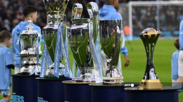 Manchester City menampilkan lima trofi yang telah mereka menangkan pada tahun 2023 jelang pertandingan sepak bola Liga Premier Inggris antara Manchester City dan Sheffield United di Stadion Etihad di Manchester, barat laut Inggris, pada 30 Desember 2023.