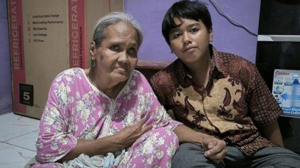 Bastian Firjon (kanan) bersama neneknya, remaja viral bantu buka jalan untuk ambulans