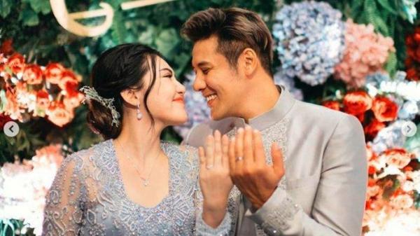Pedangdut Via Vallen menikah dengan vokalis band Papinka, Chevra Yolandi pekan ini.