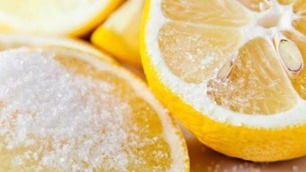 Lemon yang dicampurkan dengan gula bisa menjadi bahan alami untuk mengatasi keriput di tangan.