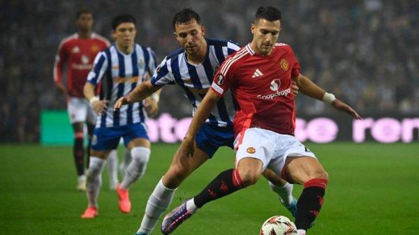 Gelandang FC Porto, Nico Gonzalez dan bek Manchester United, Diogo Dalot berebut bola selama pertandingan putaran pertama Liga Eropa matchday kedua antara FC Porto vs Manchester United di Stadion Dragao di Porto pada tanggal 4 Oktober 2024.