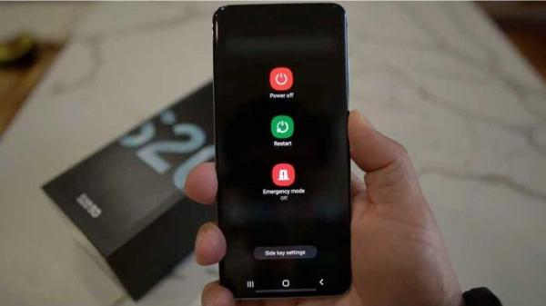 Ilustrasi HP yang akan dimatikan sebelum proses pembersihan lubang charger dimulai