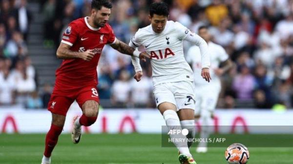 Gelandang Liverpool,Dominik Szoboszlai (Kiri) berebut bola dengan penyerang Tottenham Hotspur, Son Heung-Min (kanan) selama pertandingan sepak bola Liga Inggris antara Tottenham Hotspur dan Liverpool di Stadion Tottenham Hotspur di London, pada 30 September 2023.
