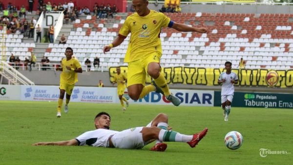 DIJEGAL --- Pemain Sriwijaya FC, Chencho Gyeltshen berhasil dijegal pemain belakang PSKC Cimahi pada laga perdana play off degradasi Grup A Liga 2 Indonesia, di Stadion Gelora Sriwijaya Jakabaring, Palembang, Minggu (7/1/2024). <div class=