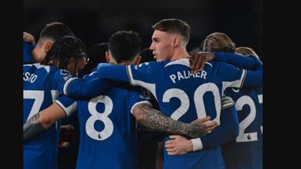 Skuad Chelsea bersiap melakukan kick-off di laga kandang melawan Manchester United pada pekan 31 Liga Inggris.