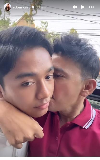 Ruben Onsu ciumi Betrand Peto yang mau ke kampus.
