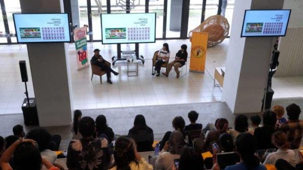 Duo seniman REEXP (Recycle Experience), Evan Driyananda dan Attina Nuraini bersama mentor yang juga kurator seni rupa, Heru Hikayat mengisi acara roadshow Jakarta Doodle Fest (JDF) di Kampus ITB, Kota Bandung, Kamis (3/10/2024).