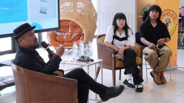 Duo seniman REEXP (Recycle Experience), Evan Driyananda dan Attina Nuraini bersama mentor yang juga kurator seni rupa, Heru Hikayat mengisi acara roadshow Jakarta Doodle Fest (JDF) di Kampus ITB, Kota Bandung, Kamis (3/10/2024).