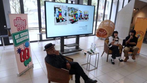 Duo seniman REEXP (Recycle Experience), Evan Driyananda dan Attina Nuraini bersama mentor yang juga kurator seni rupa, Heru Hikayat mengisi acara roadshow Jakarta Doodle Fest (JDF) di Kampus ITB, Kota Bandung, Kamis (3/10/2024).