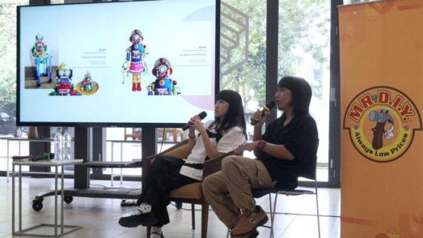 Duo seniman REEXP (Recycle Experience), Evan Driyananda dan Attina Nuraini memperlihatkan dan membahas karya-karyanya saat mengisi acara roadshow Jakarta Doodle Fest (JDF) di Kampus ITB, Kota Bandung, Kamis (3/10/2024).
