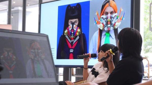 Duo seniman REEXP (Recycle Experience), Evan Driyananda dan Attina Nuraini memperlihatkan dan membahas karya-karyanya saat mengisi acara roadshow Jakarta Doodle Fest (JDF) di Kampus ITB, Kota Bandung, Kamis (3/10/2024).