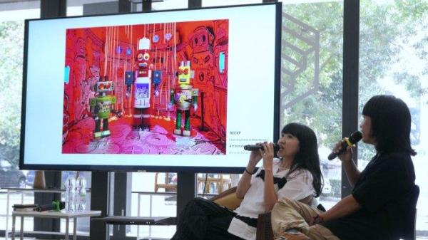 Duo seniman REEXP (Recycle Experience), Evan Driyananda dan Attina Nuraini memperlihatkan dan membahas karya-karyanya saat mengisi acara roadshow Jakarta Doodle Fest (JDF) di Kampus ITB, Kota Bandung, Kamis (3/10/2024).