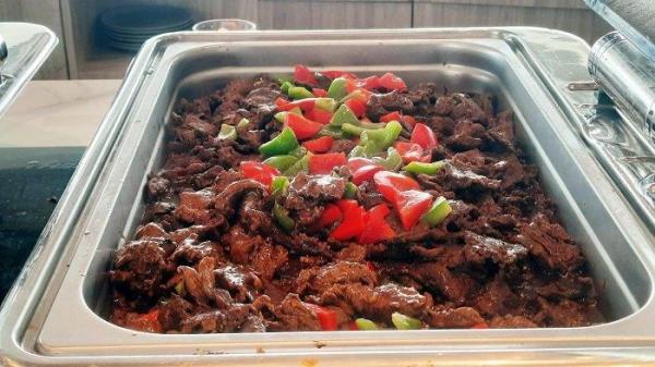 Menu Beef Blackpaper di Restoran Tepi Langit di Hotel Harris