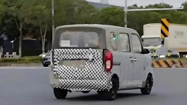 Tampilan belakang Hongguang Mini EV dengan kabin diperbesar