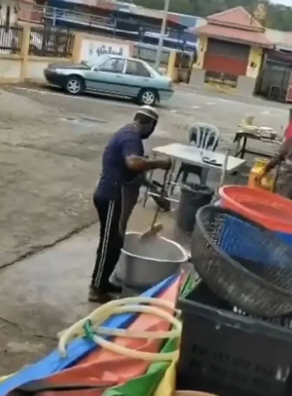 Jorok! Pegawai Resto Kedapatan Cuci Panci Pakai Sapu