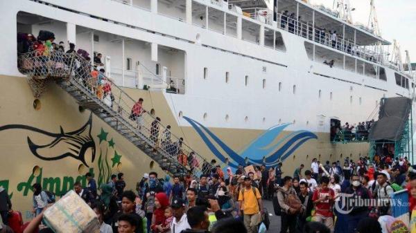 Pemudik turun dari KM Labobar usai sandar di Gapura Surya, Tanjung Perak, Jumat (31/5/2019).