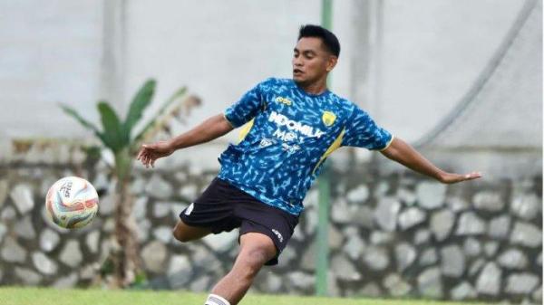 Aksi Ambrizal Umanailo di sesi latihan bersama Persita Tangerang.